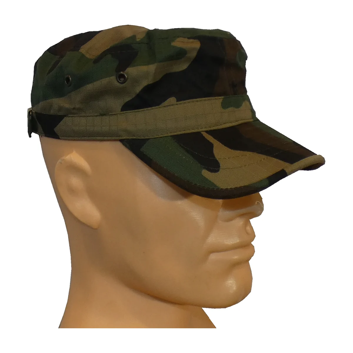 Czapka patrolowa z daszkiem w kamuflażu Woodland M81 z regulacją obwodu głowy.